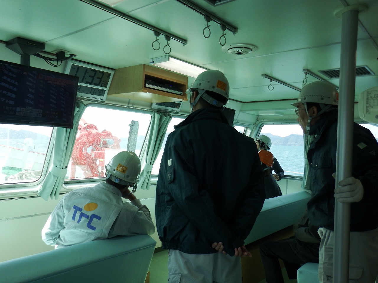 体験試乗で船内から消火用の放水を見学（3月16日）